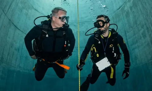 Zwei Taucher unter Wasser: KI-Buddies